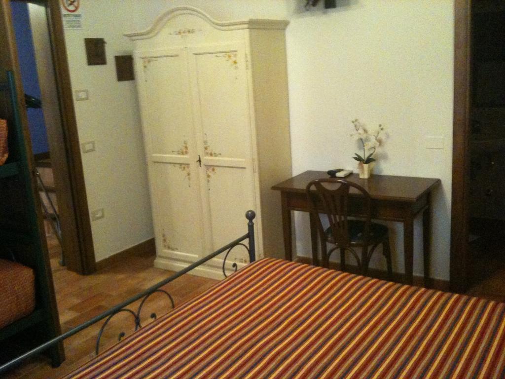 Agriturismo Lo Sgorzolo بيرغولا الغرفة الصورة